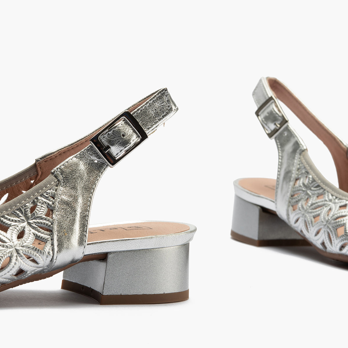 Zapato salón destalonado con tacón bajo y punta redonda, en laminado brillante Plata