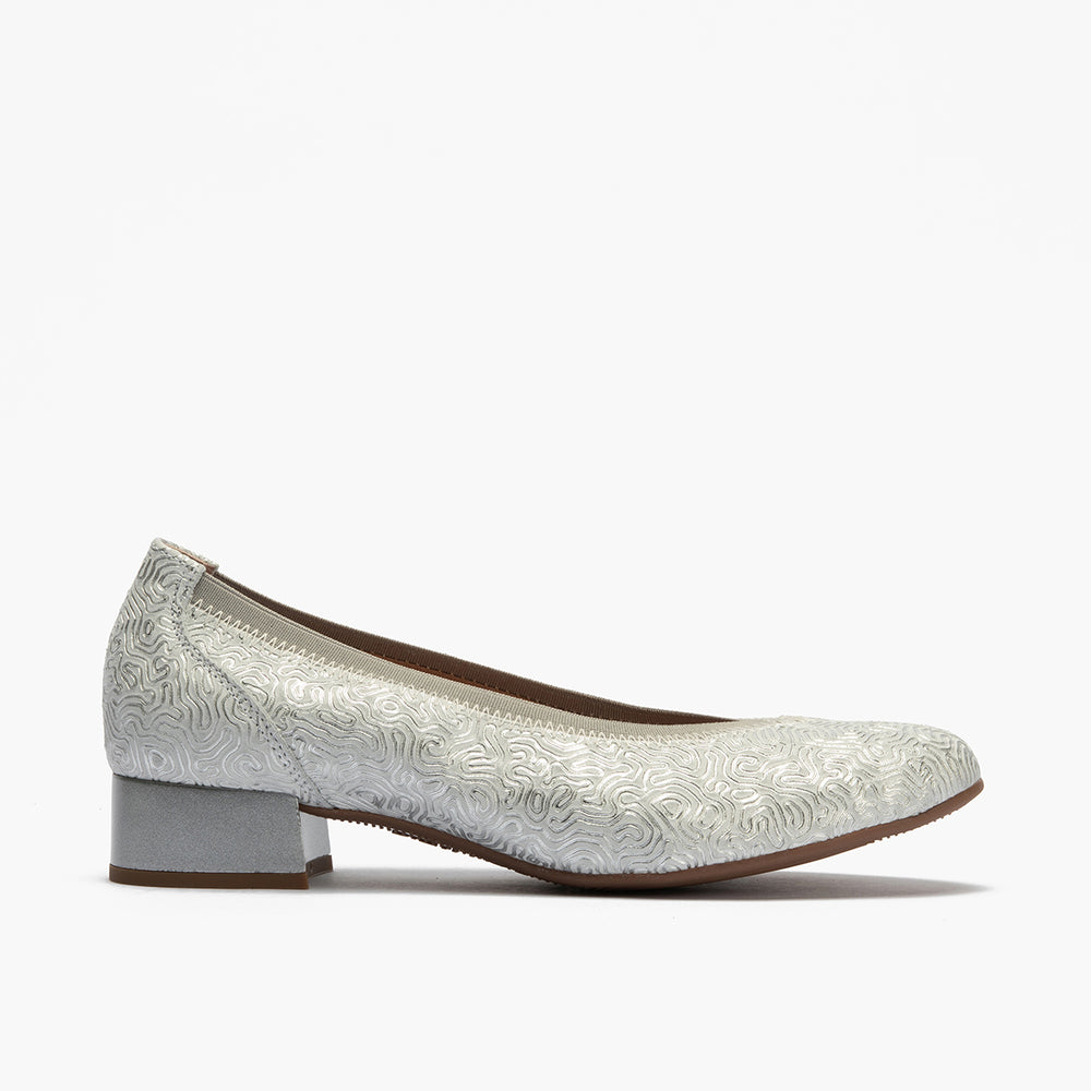 Zapato salón con ribete elástico, con tacón bajo y punta redonda, en piel fantasía Plata