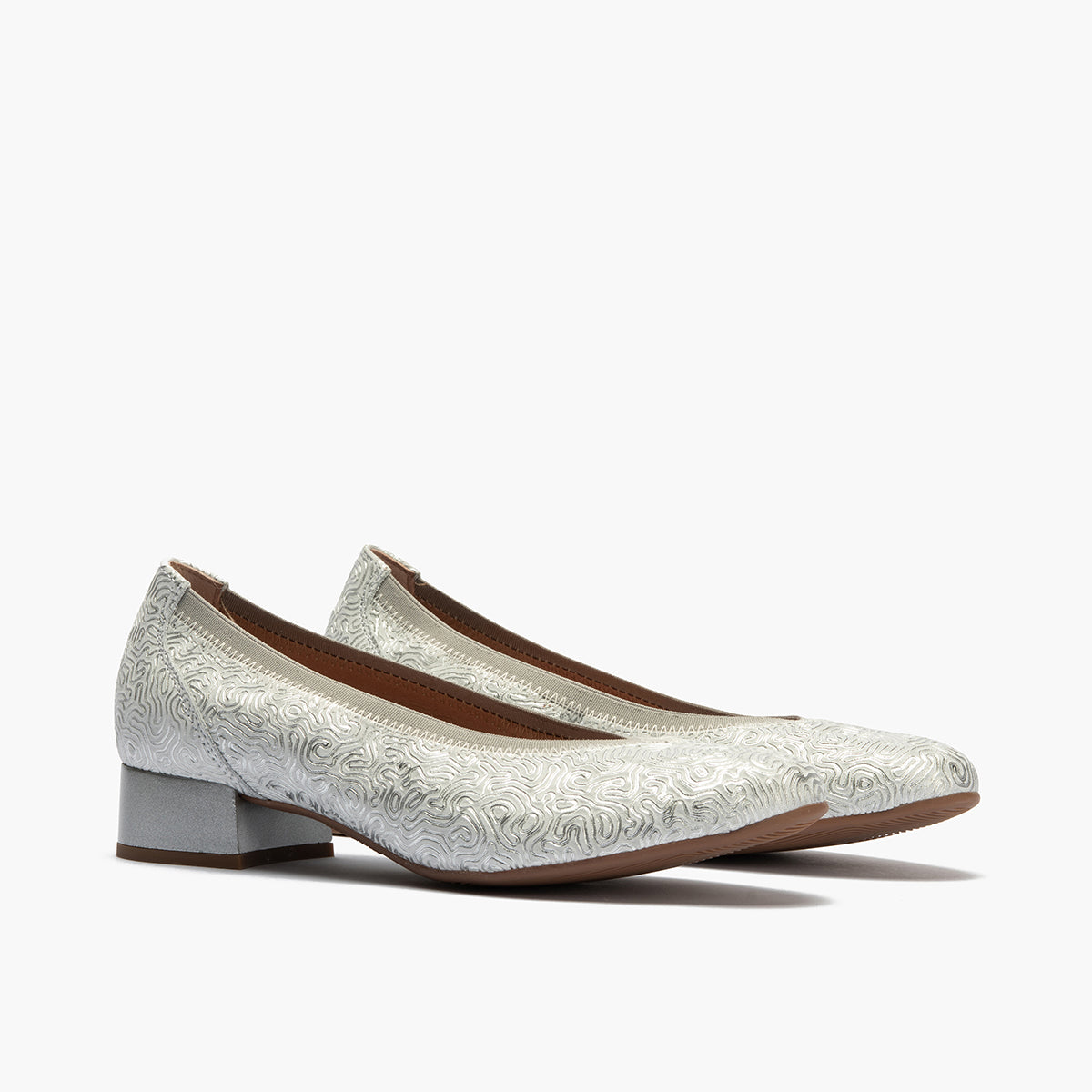 Zapato salón con ribete elástico, con tacón bajo y punta redonda, en piel fantasía Plata