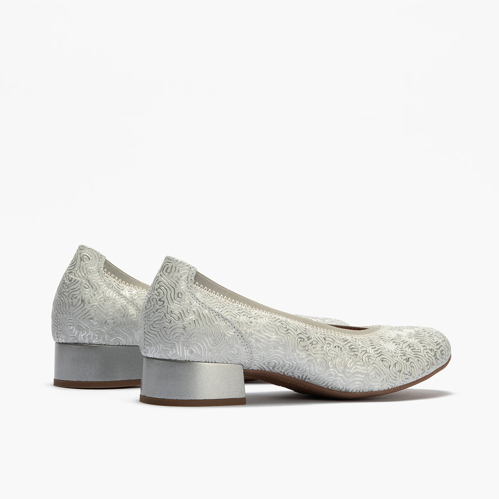 Zapato salón con ribete elástico, con tacón bajo y punta redonda, en piel fantasía Plata