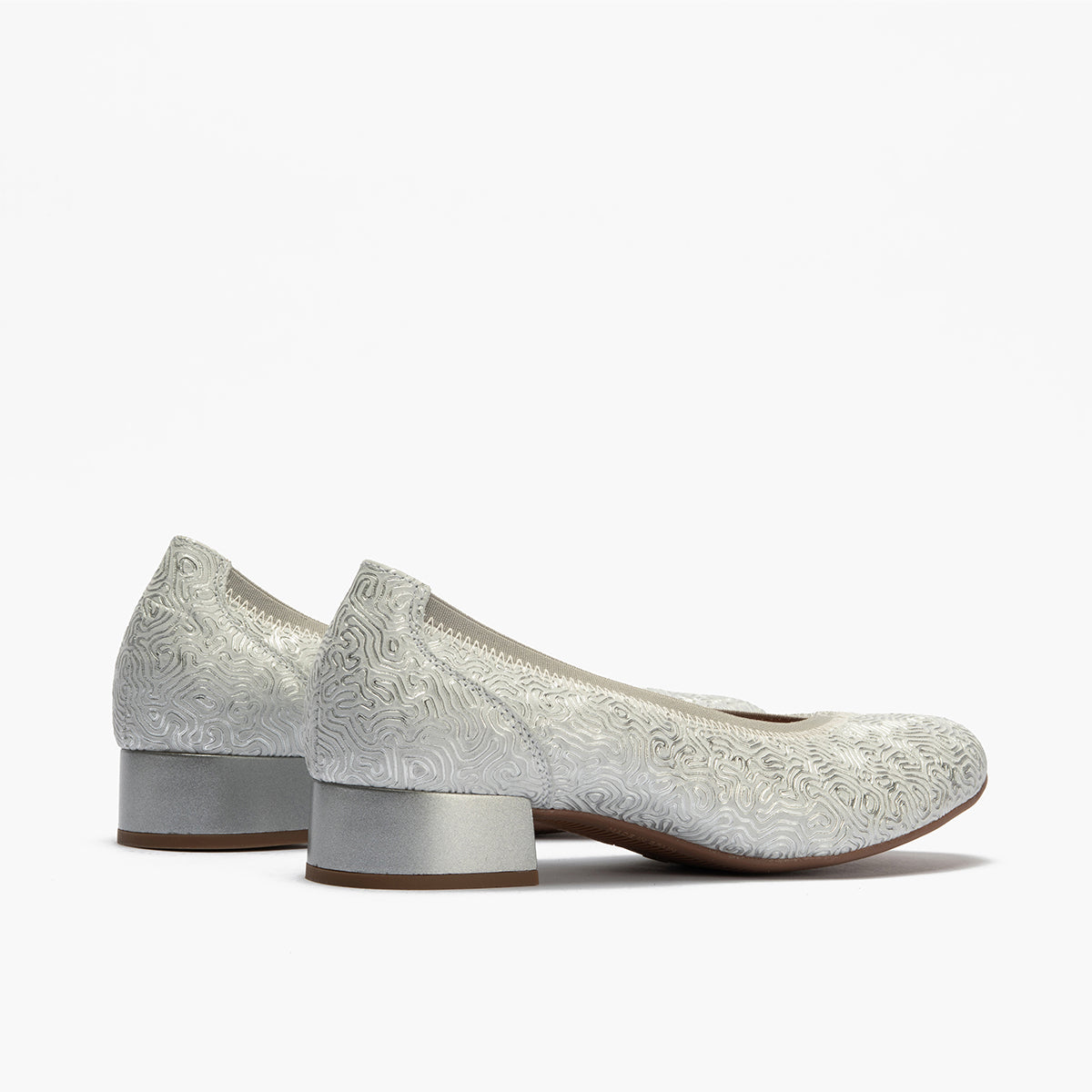 Zapato salón con ribete elástico, con tacón bajo y punta redonda, en piel fantasía Plata