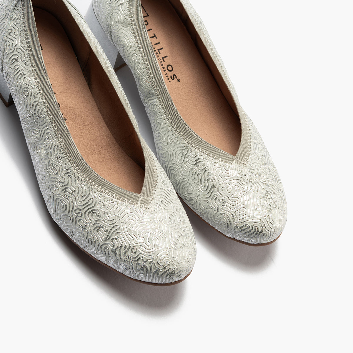 Zapato salón con ribete elástico, con tacón bajo y punta redonda, en piel fantasía Plata