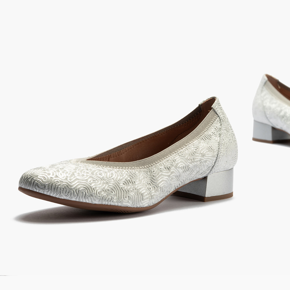 Zapato salón con ribete elástico, con tacón bajo y punta redonda, en piel fantasía Plata