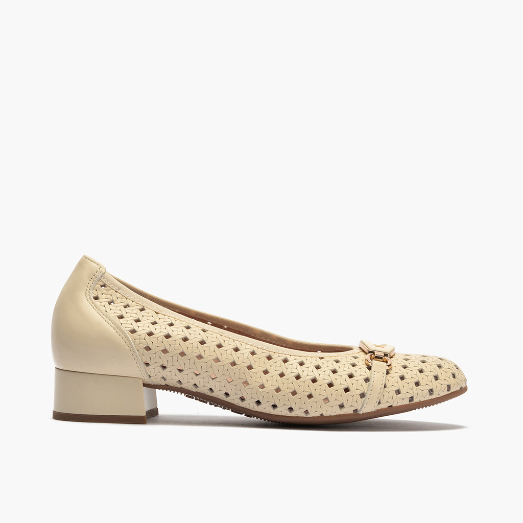 Zapato salón con adorno y tacón bajo, con punta redonda Crema
