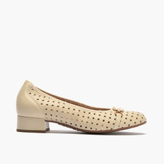 Zapato salón con adorno y tacón bajo, con punta redonda Crema