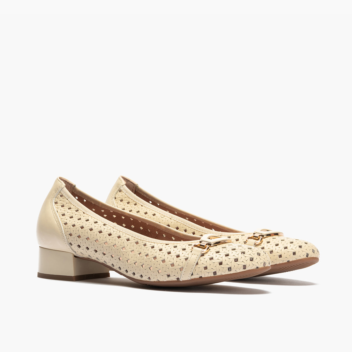 Zapato salón con adorno y tacón bajo, con punta redonda Crema