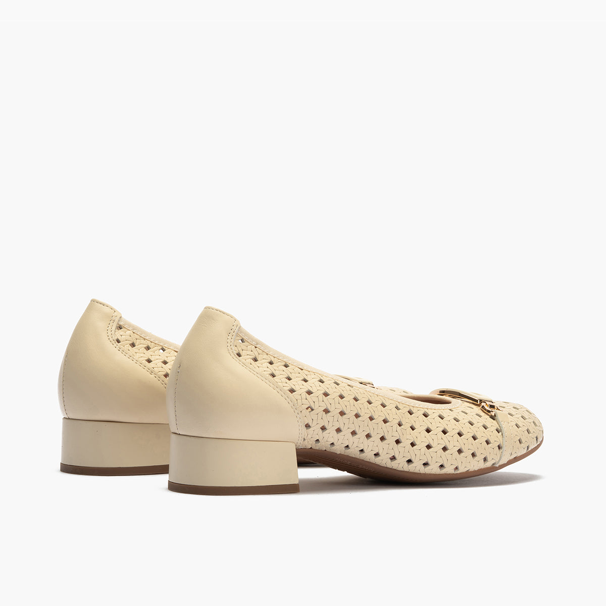 Zapato salón con adorno y tacón bajo, con punta redonda Crema
