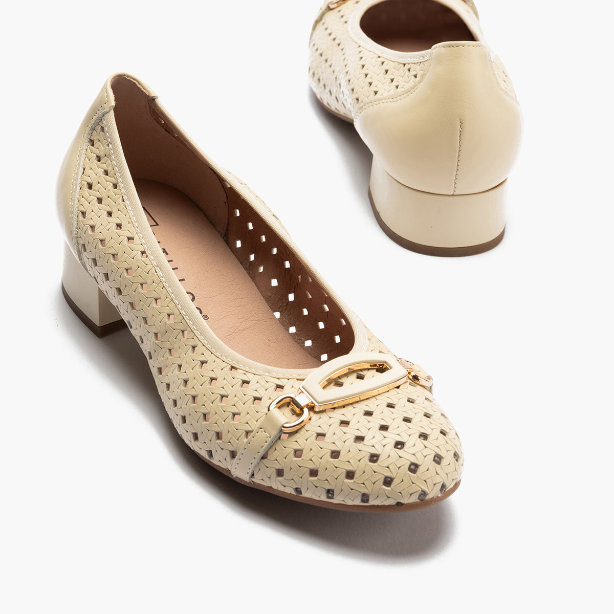 Zapato salón con adorno y tacón bajo, con punta redonda Crema