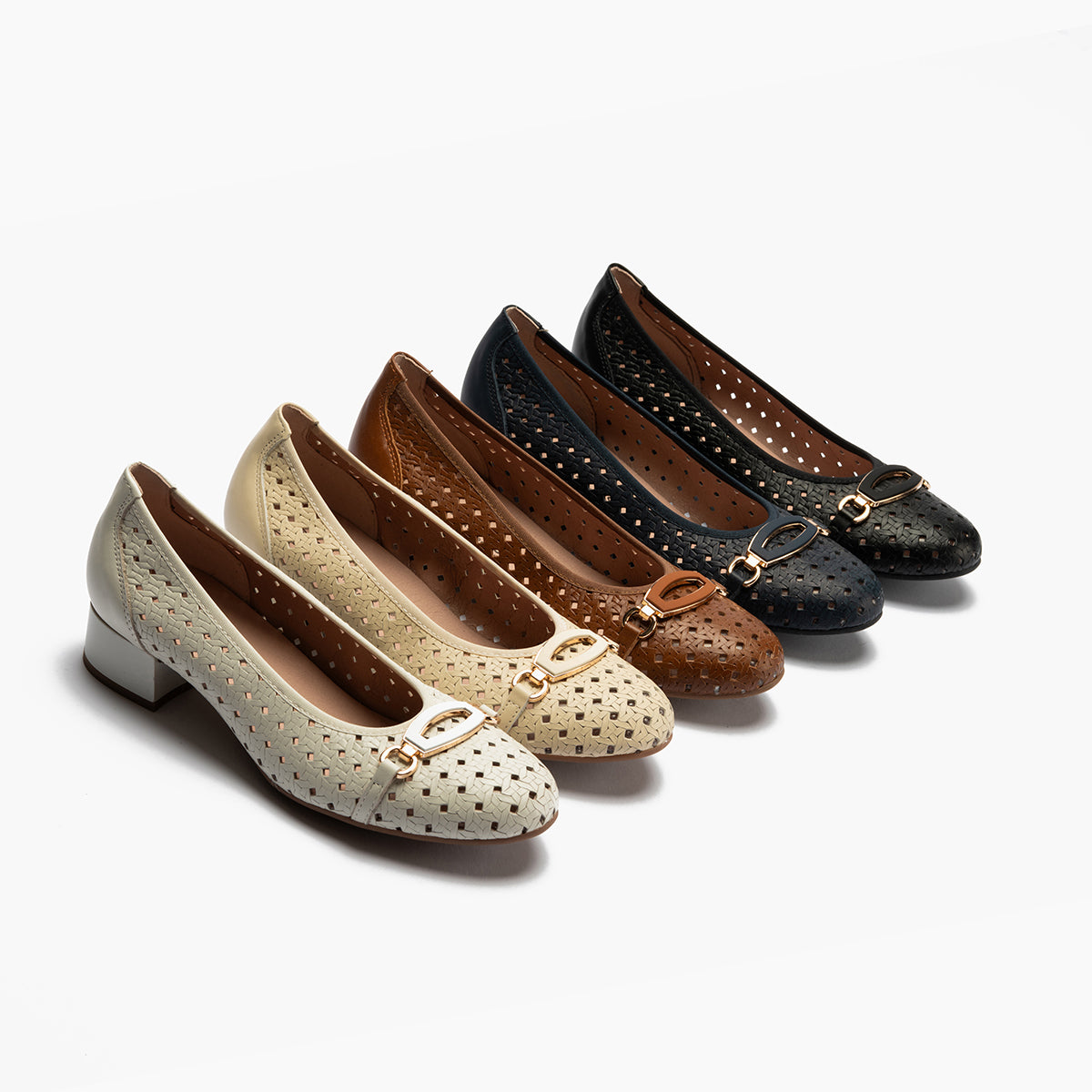 Zapato salón con adorno y tacón bajo, con punta redonda Crema