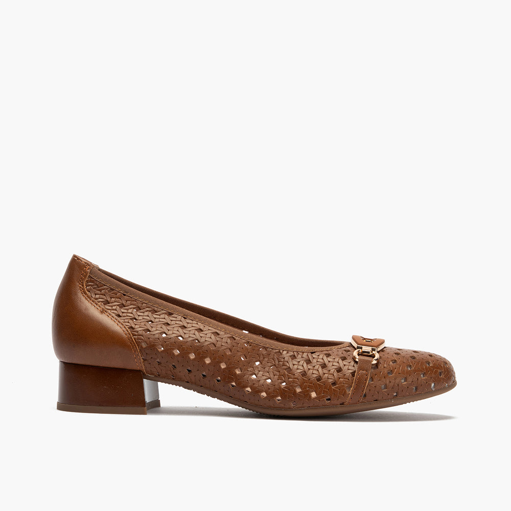 Zapato salón con adorno y tacón bajo, con punta redonda Cuero