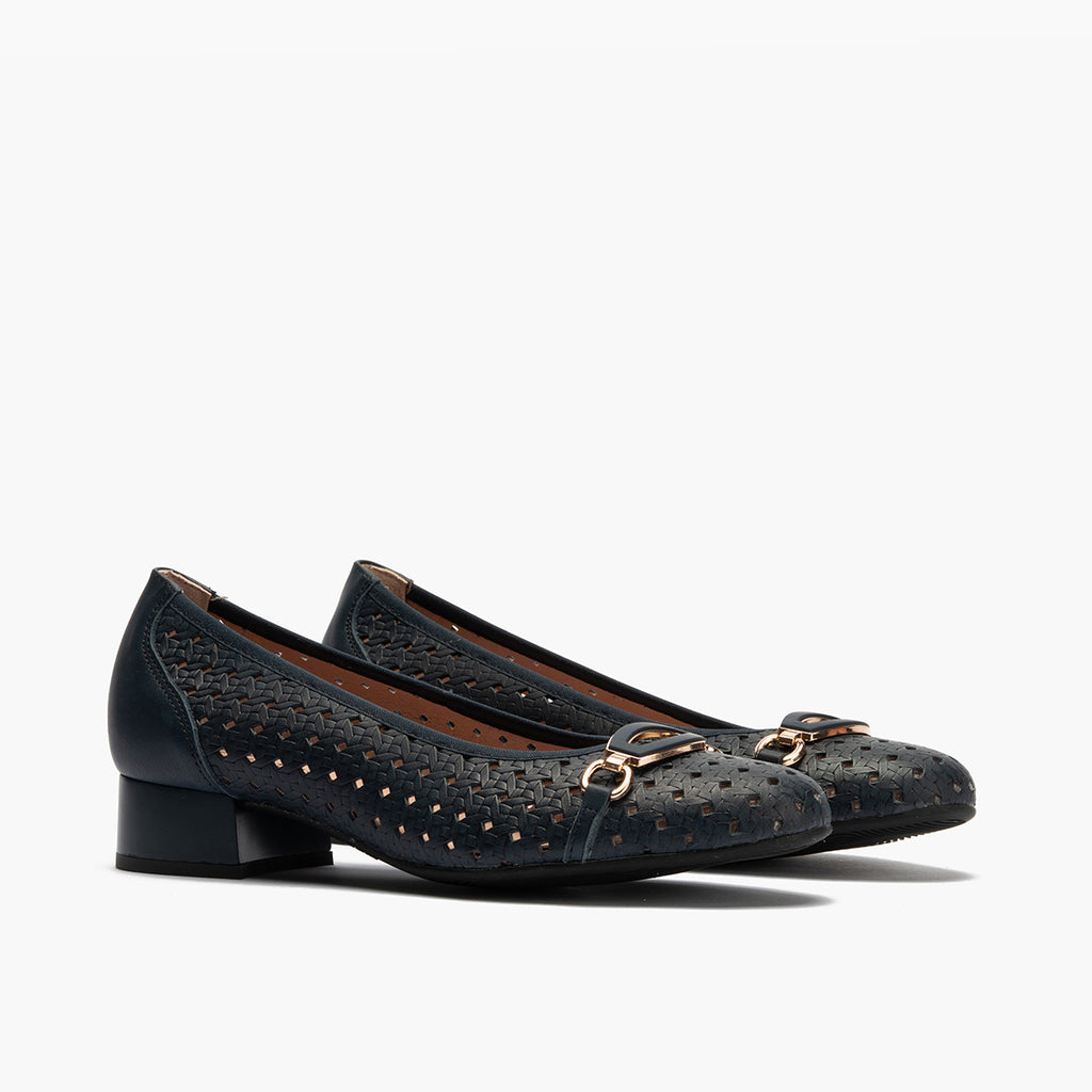 Zapato salón con adorno y tacón bajo, con punta redonda Marino
