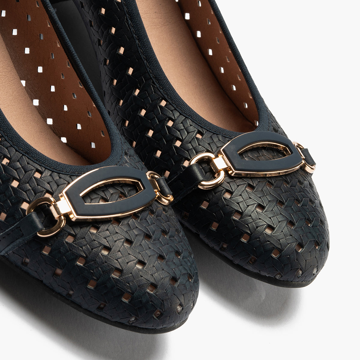 Zapato salón con adorno y tacón bajo, con punta redonda Marino