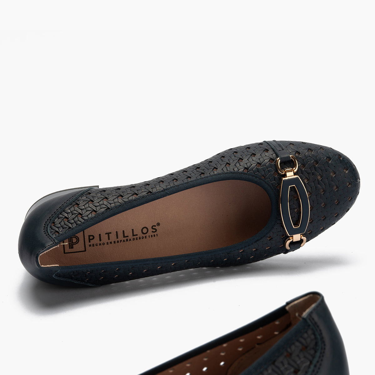 Zapato salón con adorno y tacón bajo, con punta redonda Marino