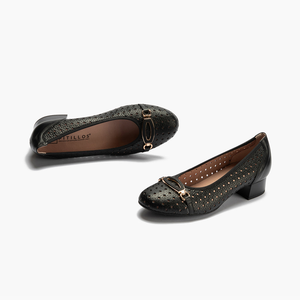 Zapato salón con adorno y tacón bajo, con punta redonda Negro