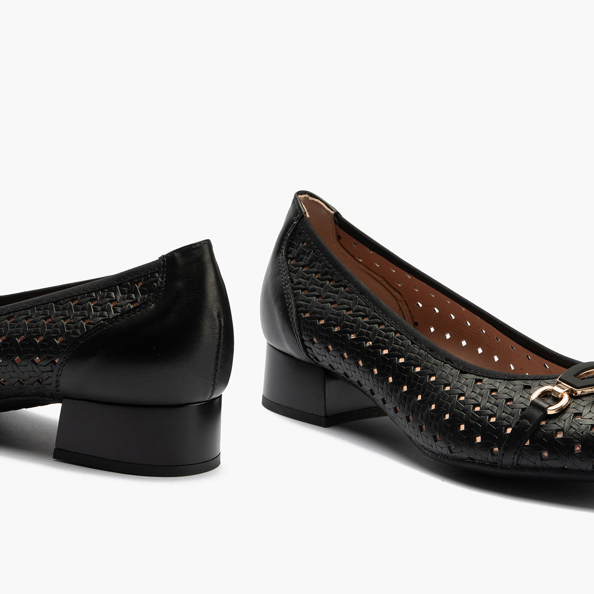 Zapato salón con adorno y tacón bajo, con punta redonda Negro