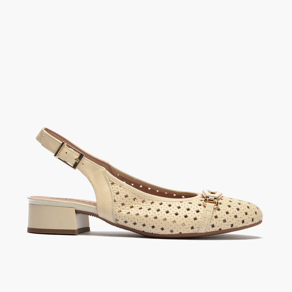 Zapato salón destalonado con adorno y tacón bajo, con punta redonda Crema