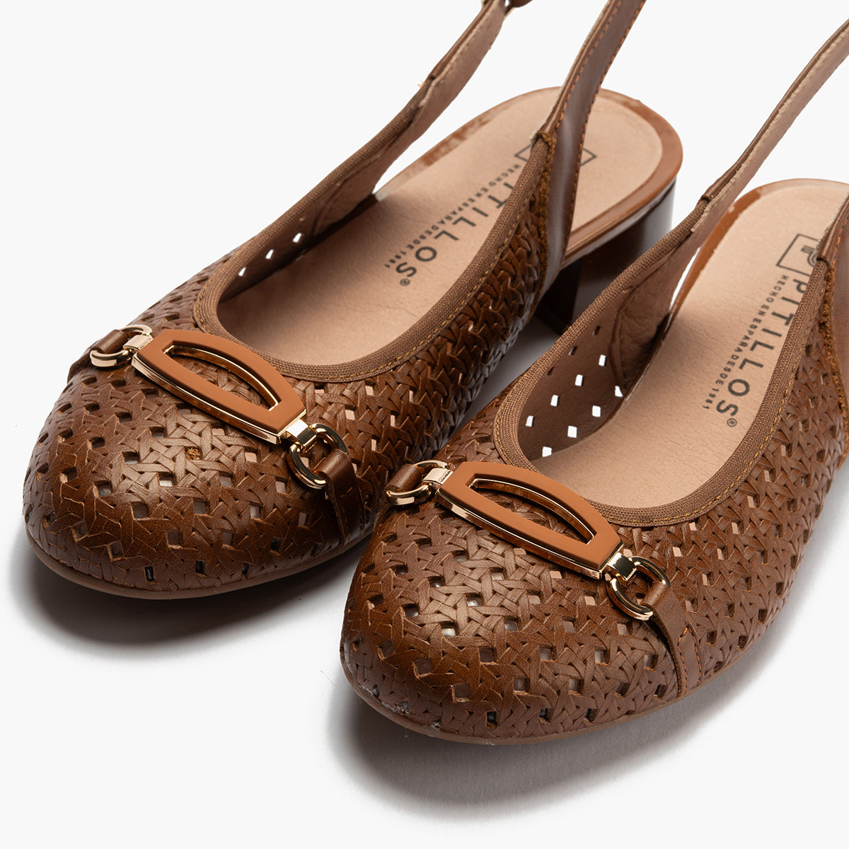 Zapato salón destalonado con adorno y tacón bajo, con punta redonda Cuero