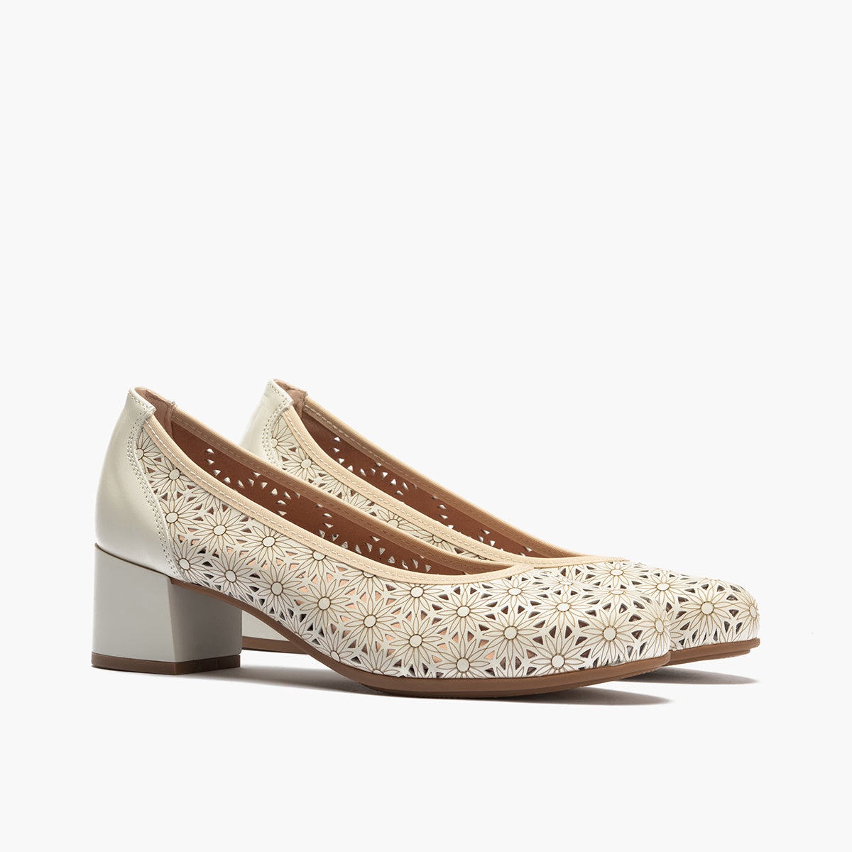 Zapato salón con tacón medio, en piel napa perforada Glacial