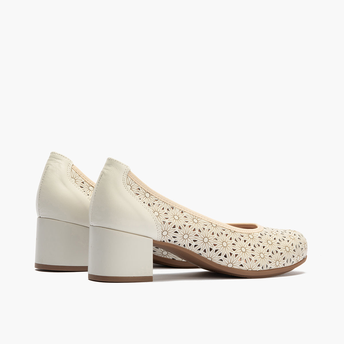 Zapato salón con tacón medio, en piel napa perforada Glacial