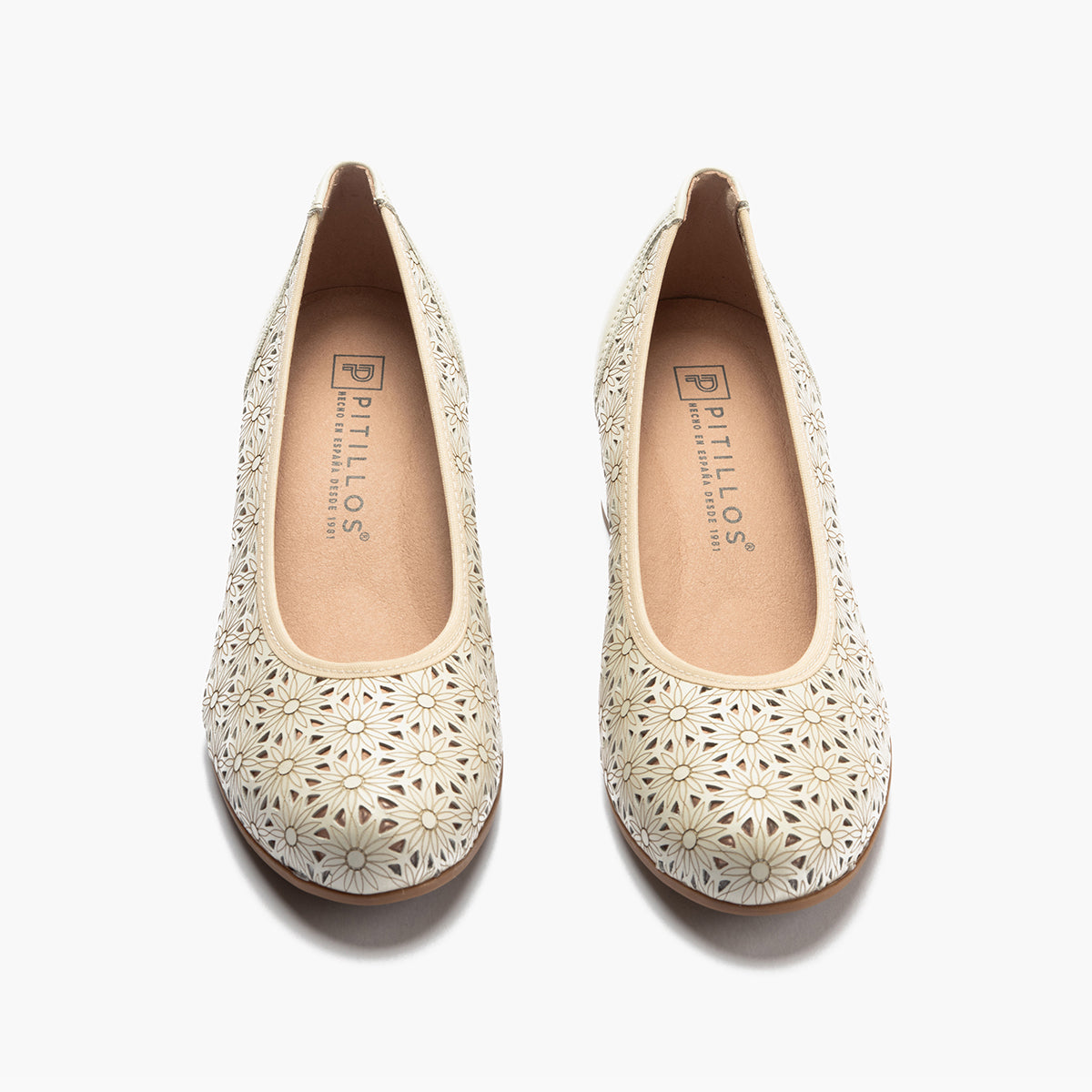 Zapato salón con tacón medio, en piel napa perforada Glacial