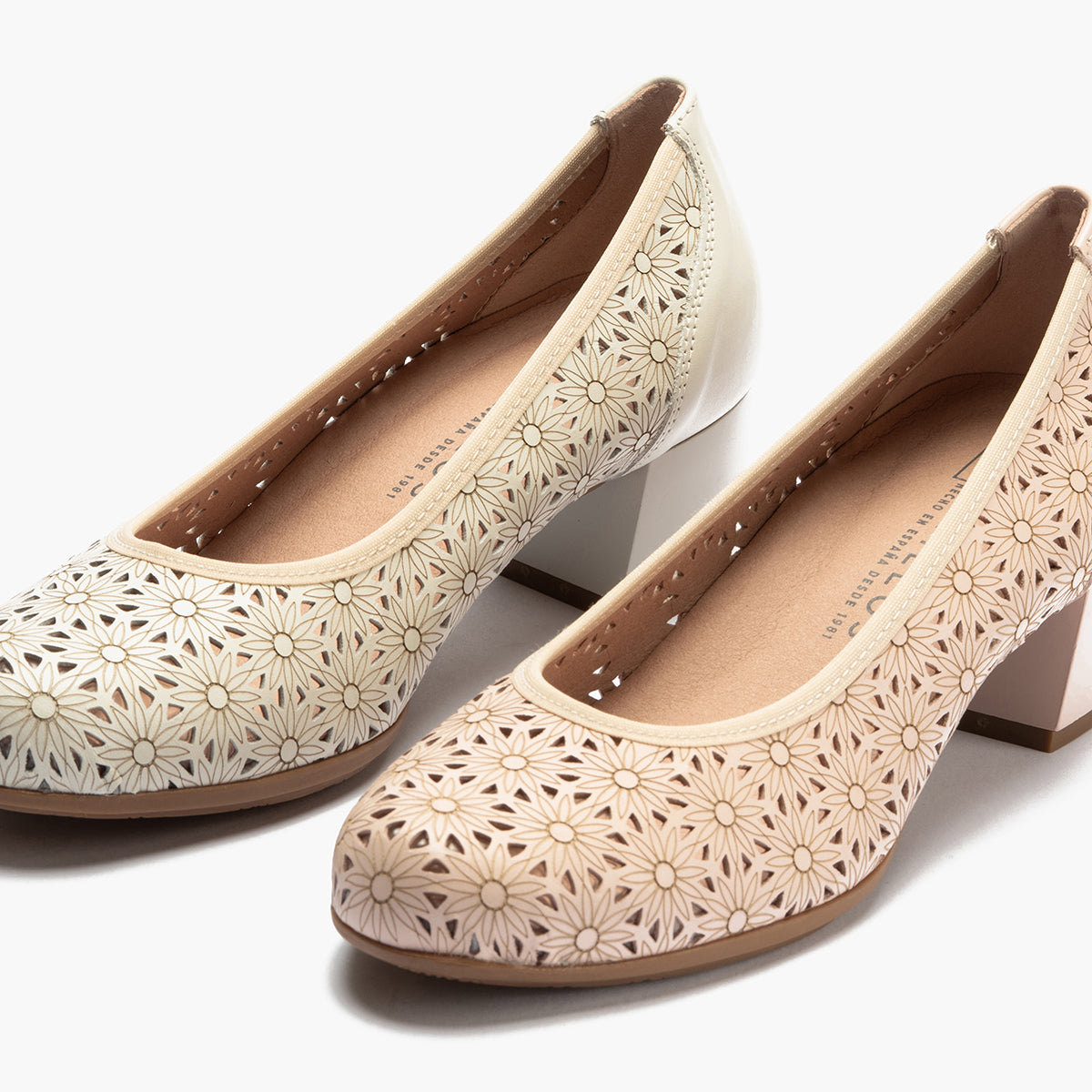 Zapato salón con tacón medio, en piel napa perforada Nude