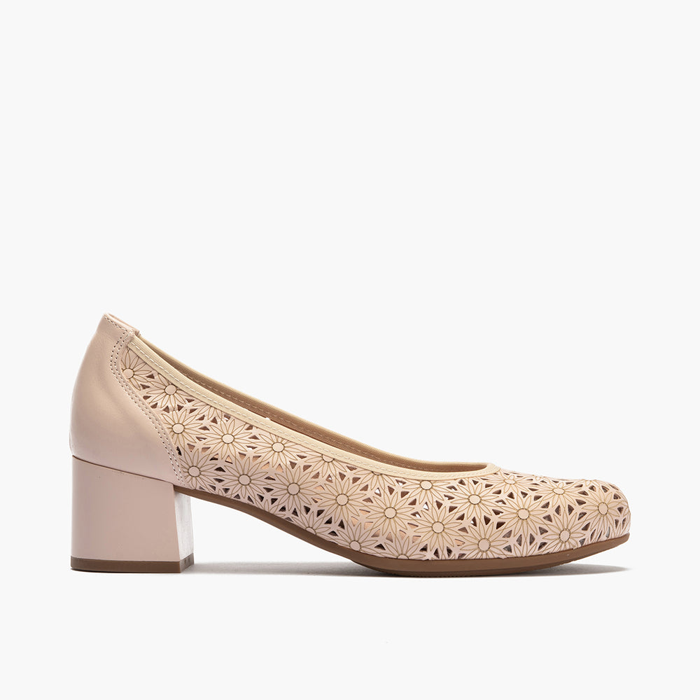 Zapato salón con tacón medio, en piel napa perforada Nude