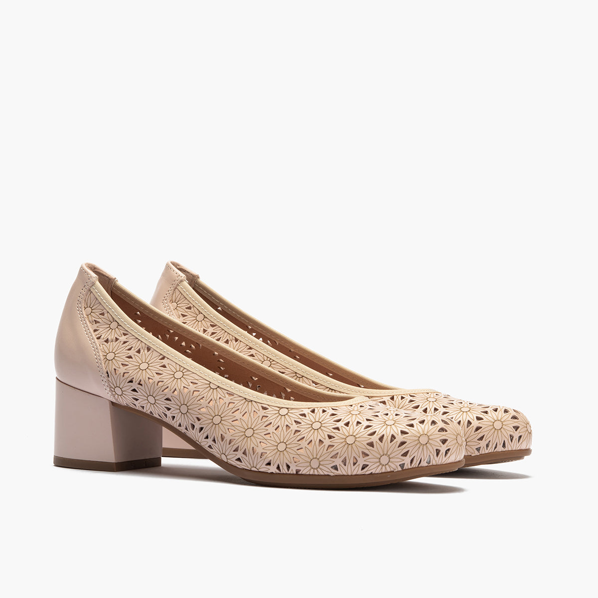 Zapato salón con tacón medio, en piel napa perforada Nude