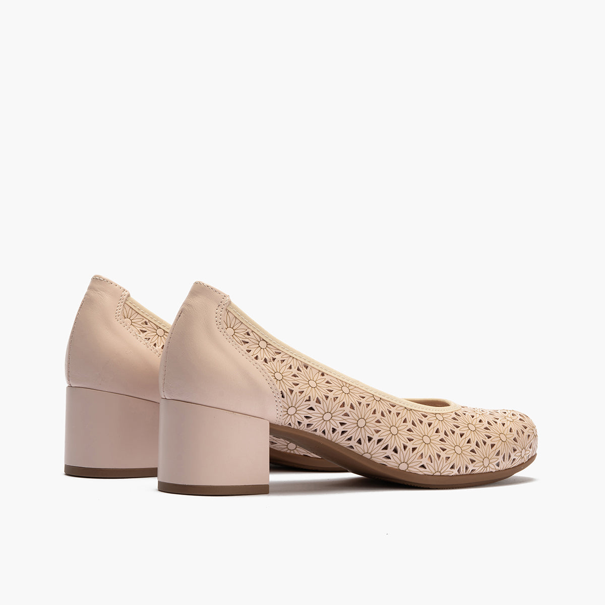Zapato salón con tacón medio, en piel napa perforada Nude