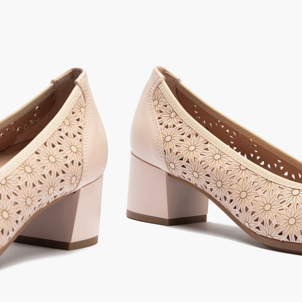 Zapato salón con tacón medio, en piel napa perforada Nude