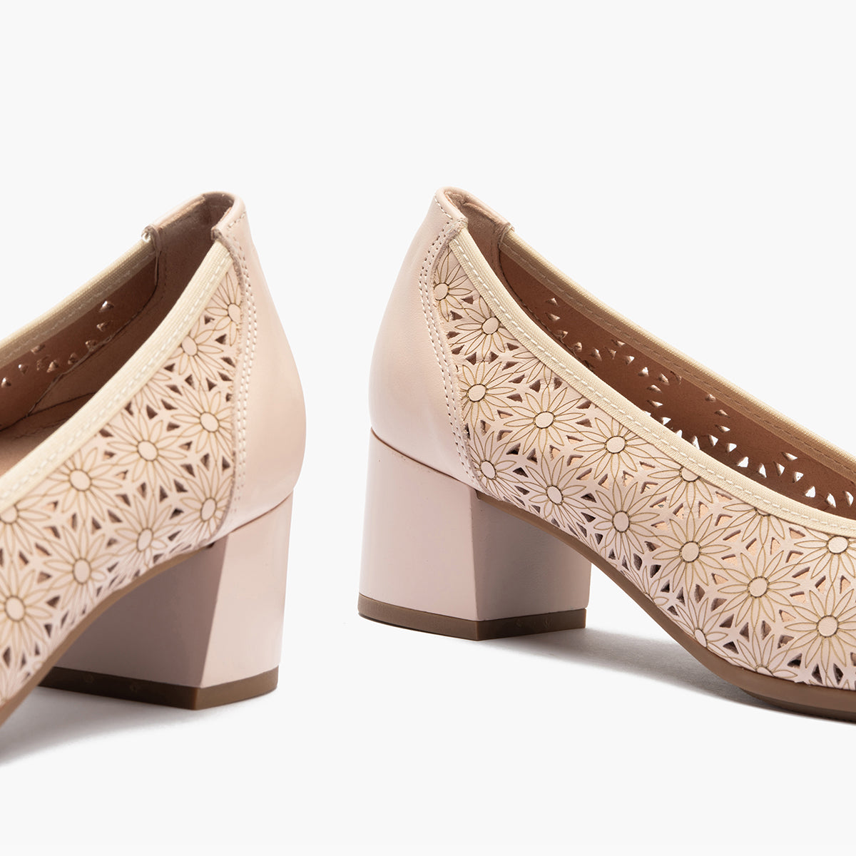 Zapato salón con tacón medio, en piel napa perforada Nude