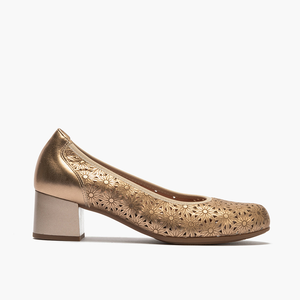 Zapato salón con tacón medio, en piel fantasía perforada Nude