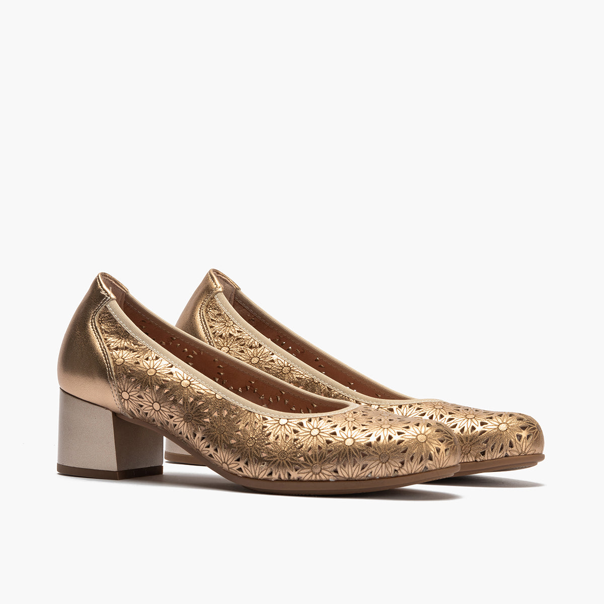 Zapato salón con tacón medio, en piel fantasía perforada Nude