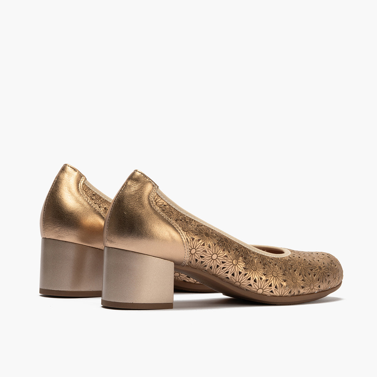 Zapato salón con tacón medio, en piel fantasía perforada Nude