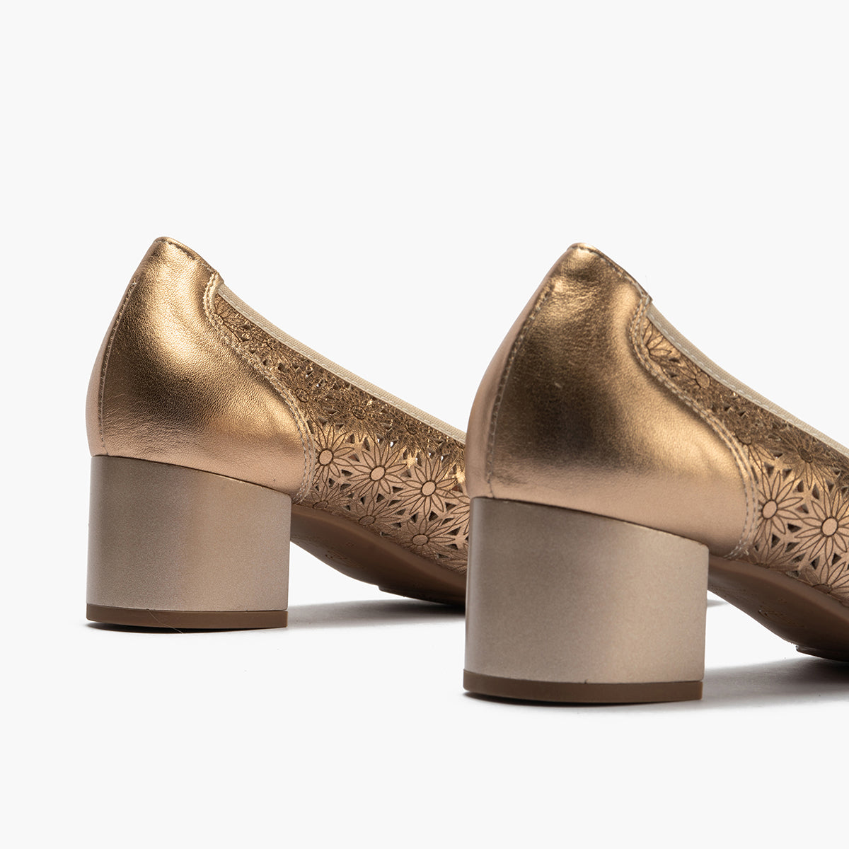 Zapato salón con tacón medio, en piel fantasía perforada Nude