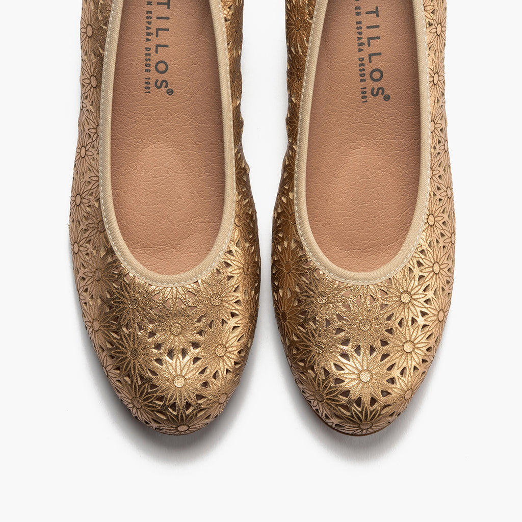 Zapato salón con tacón medio, en piel fantasía perforada Nude