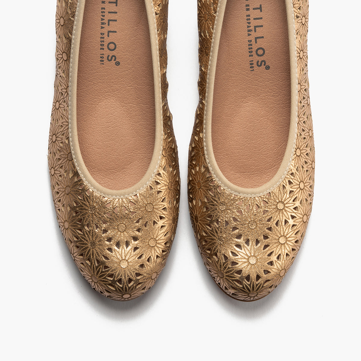 Zapato salón con tacón medio, en piel fantasía perforada Nude