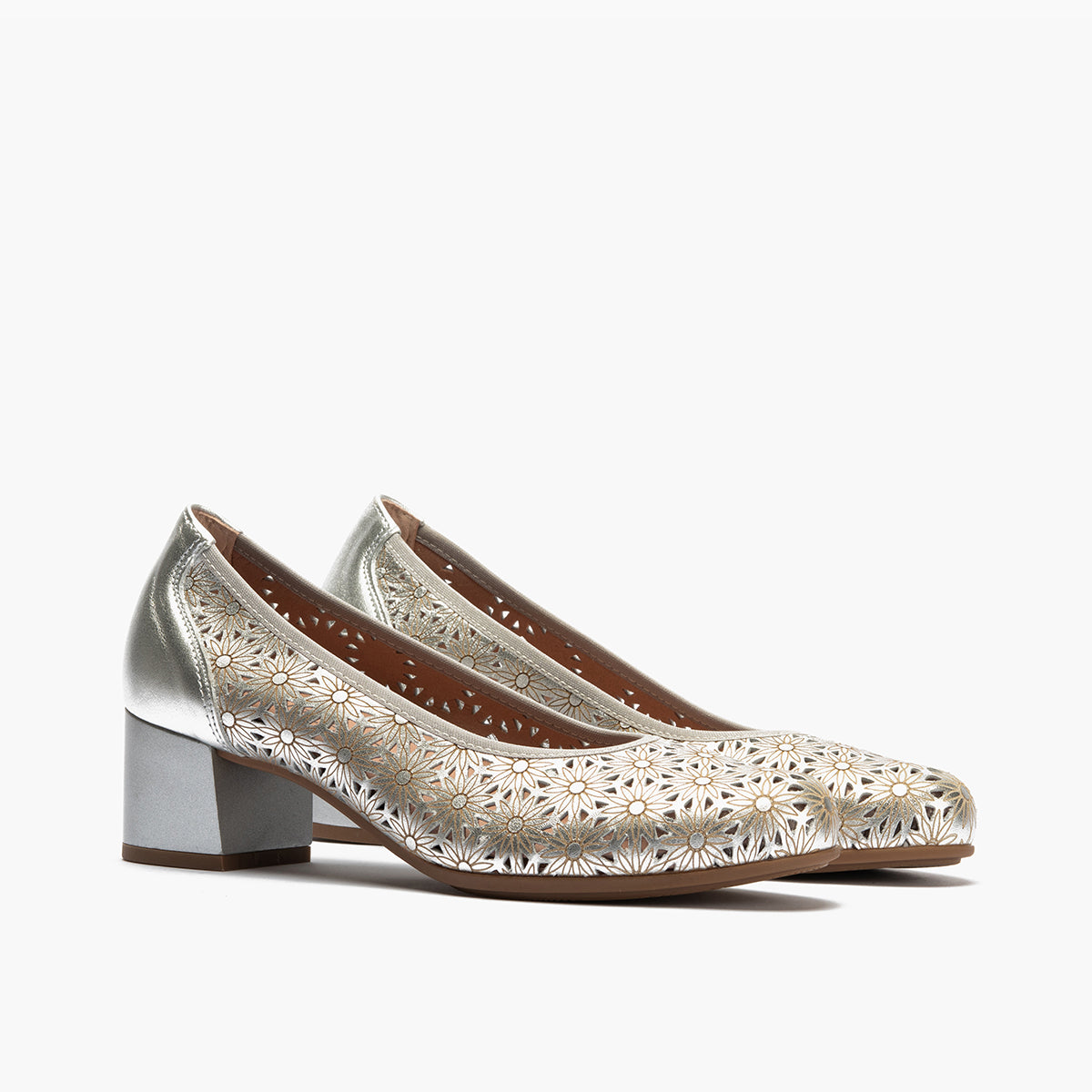 Zapato salón con tacón medio, en piel fantasía perforada Plata