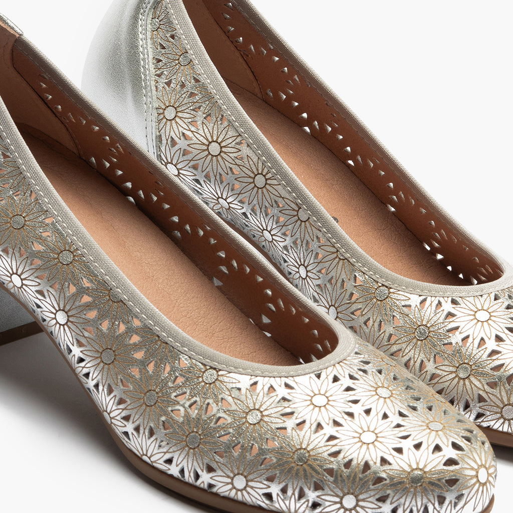 Zapato salón con tacón medio, en piel fantasía perforada Plata