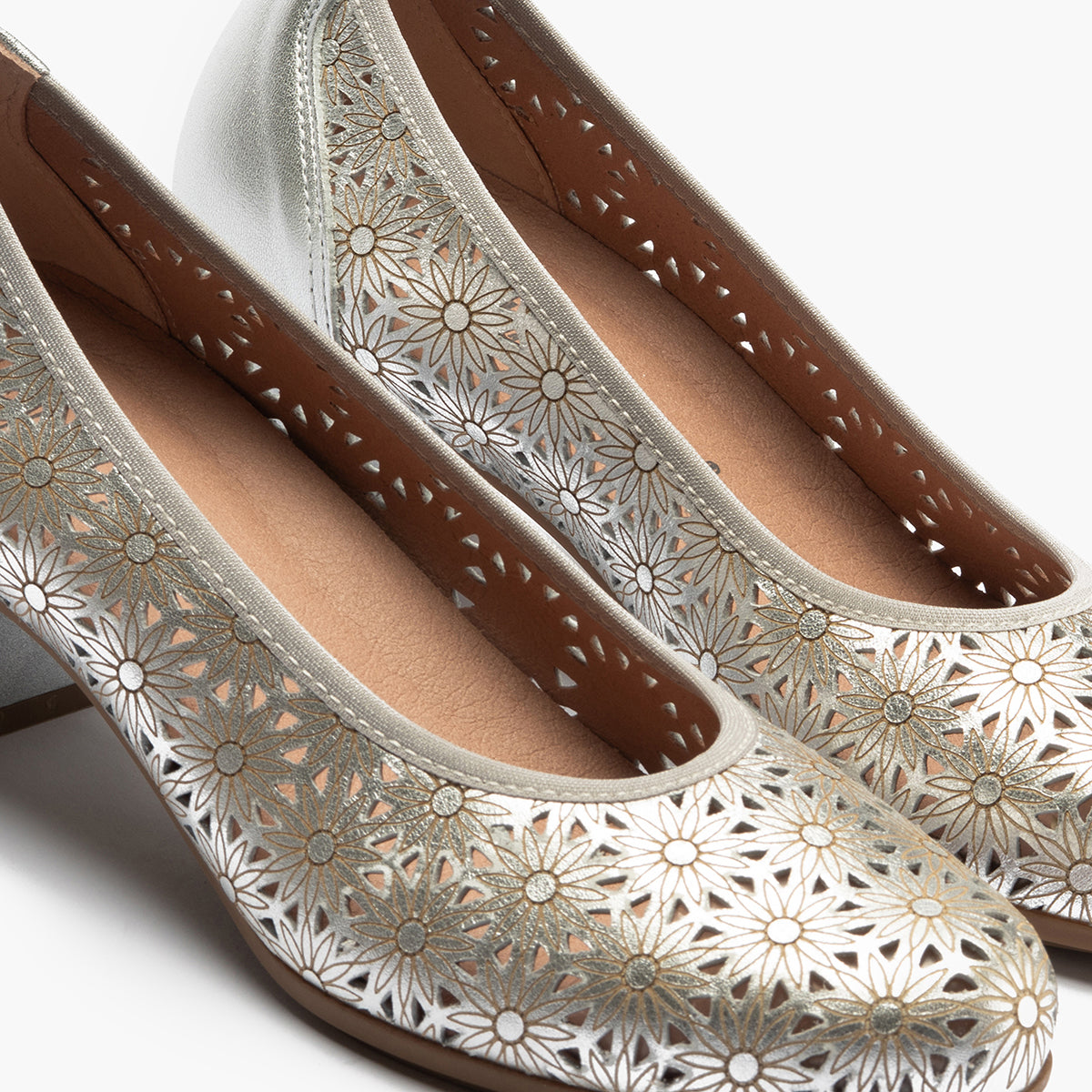 Zapato salón con tacón medio, en piel fantasía perforada Plata