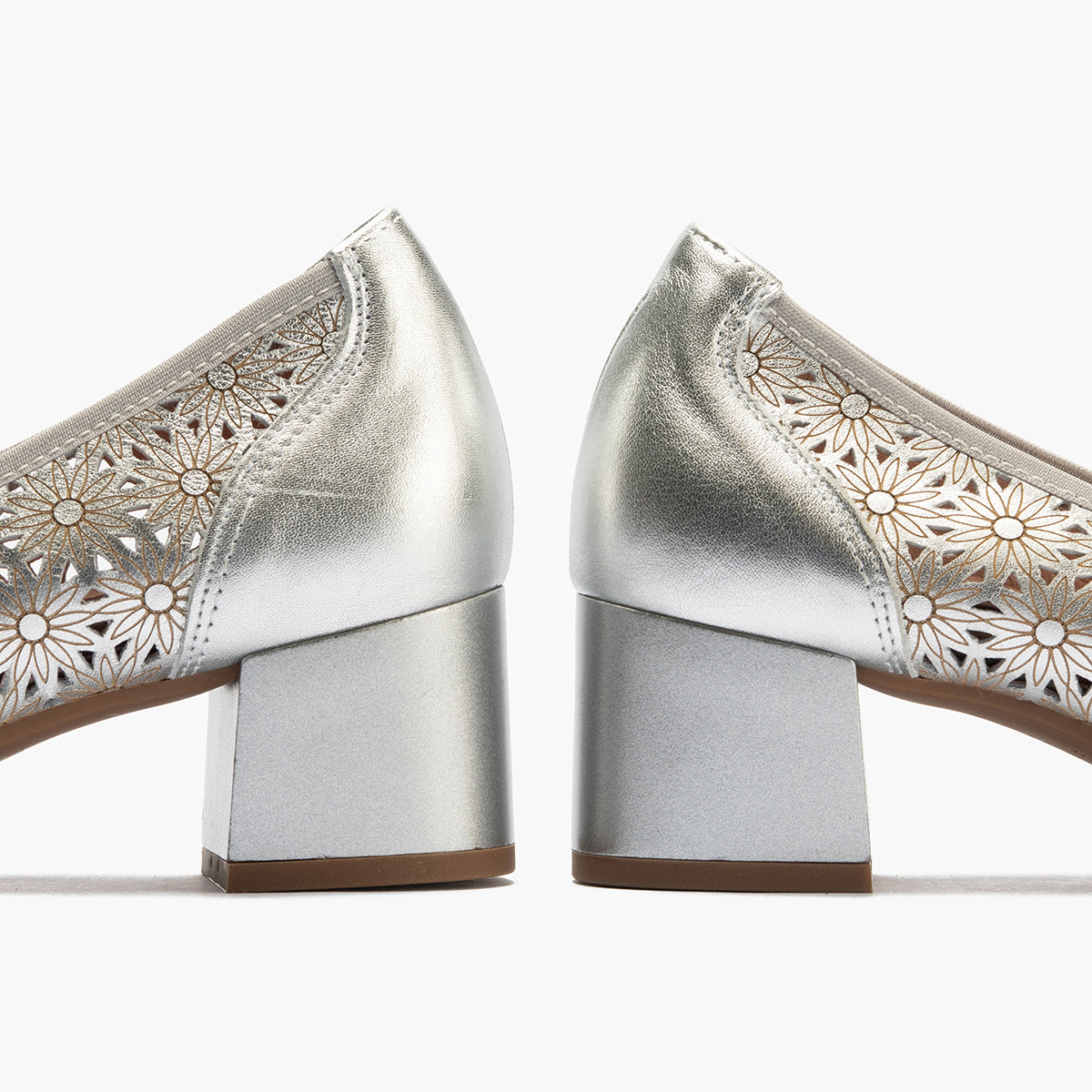 Zapato salón con tacón medio, en piel fantasía perforada Plata