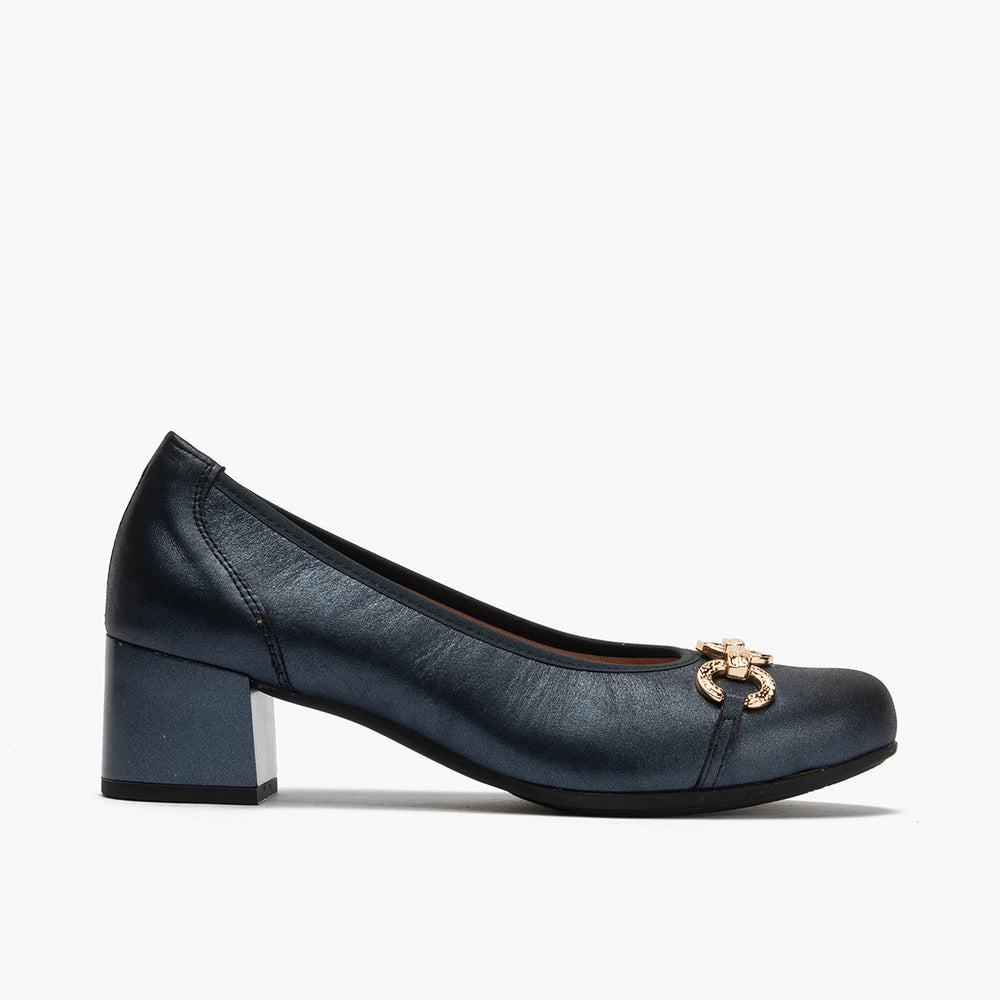 Zapato salón con tacón medio y adorno, en piel brillante Marino