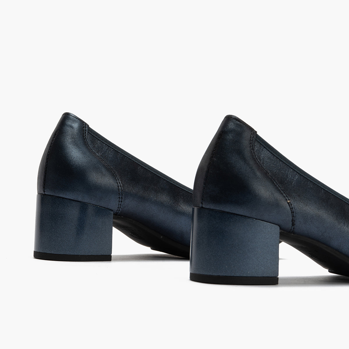Zapato salón con tacón medio y adorno, en piel brillante Marino