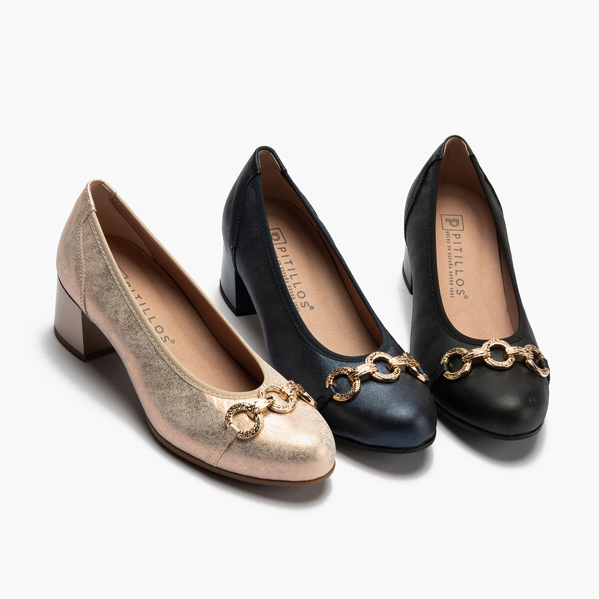 Zapato salón con tacón medio y adorno, en piel brillante Nude