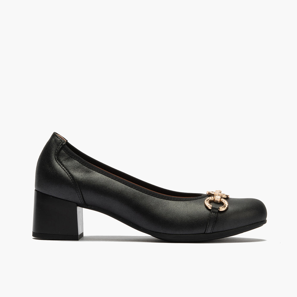 Zapato salón con tacón medio y adorno, en piel brillante Negro