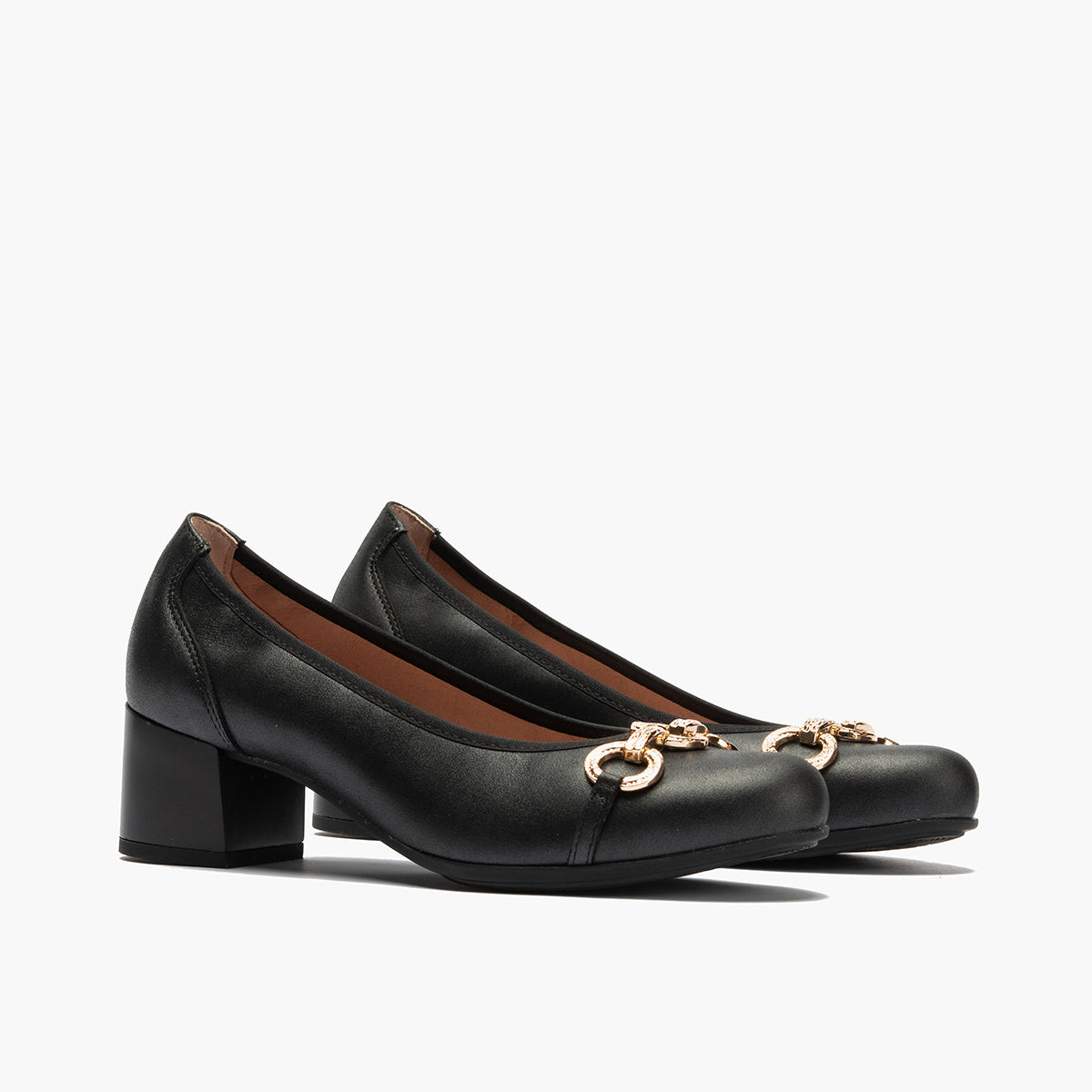 Zapato salón con tacón medio y adorno, en piel brillante Negro