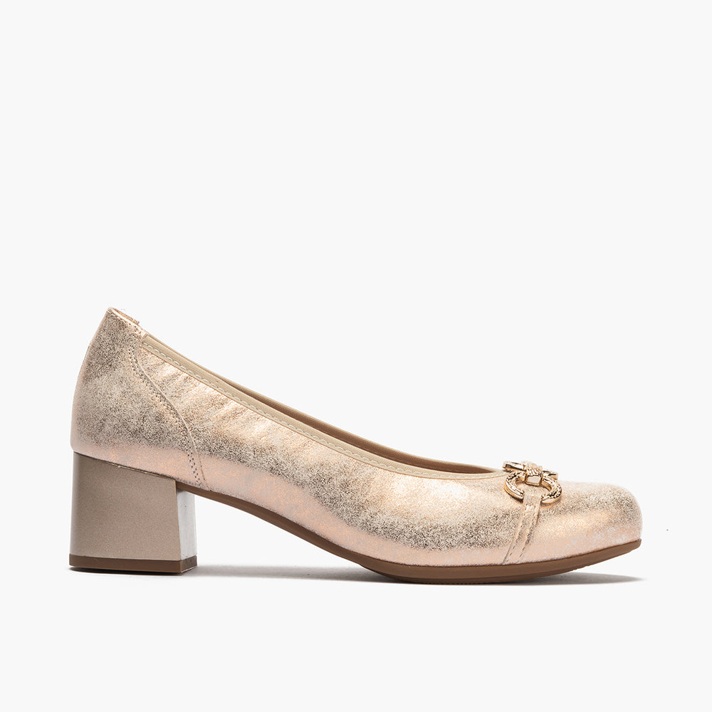 Zapato salón con tacón medio y adorno, en piel brillante Nude