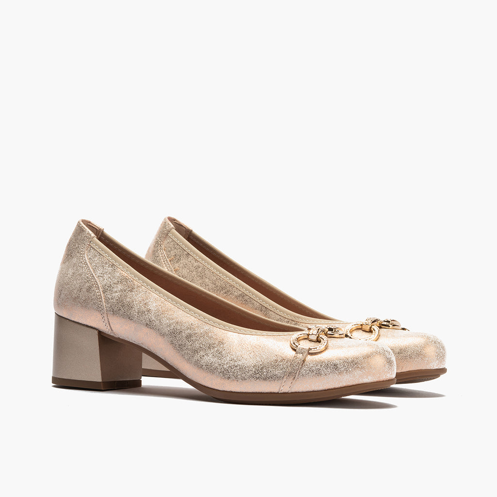 Zapato salón con tacón medio y adorno, en piel brillante Nude