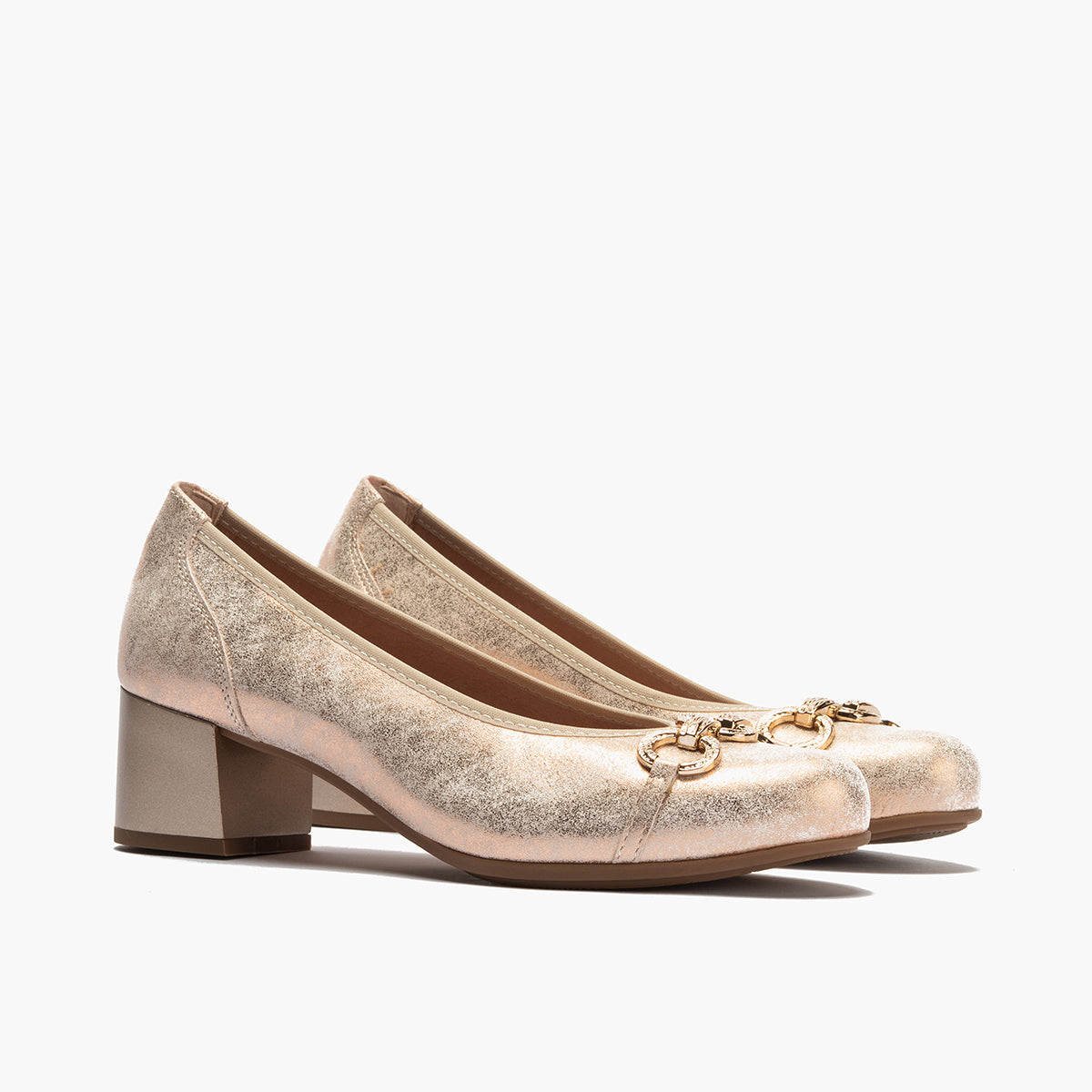 Zapato salón con tacón medio y adorno, en piel brillante Nude