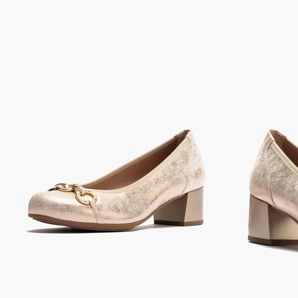 Zapato salón con tacón medio y adorno, en piel brillante Nude