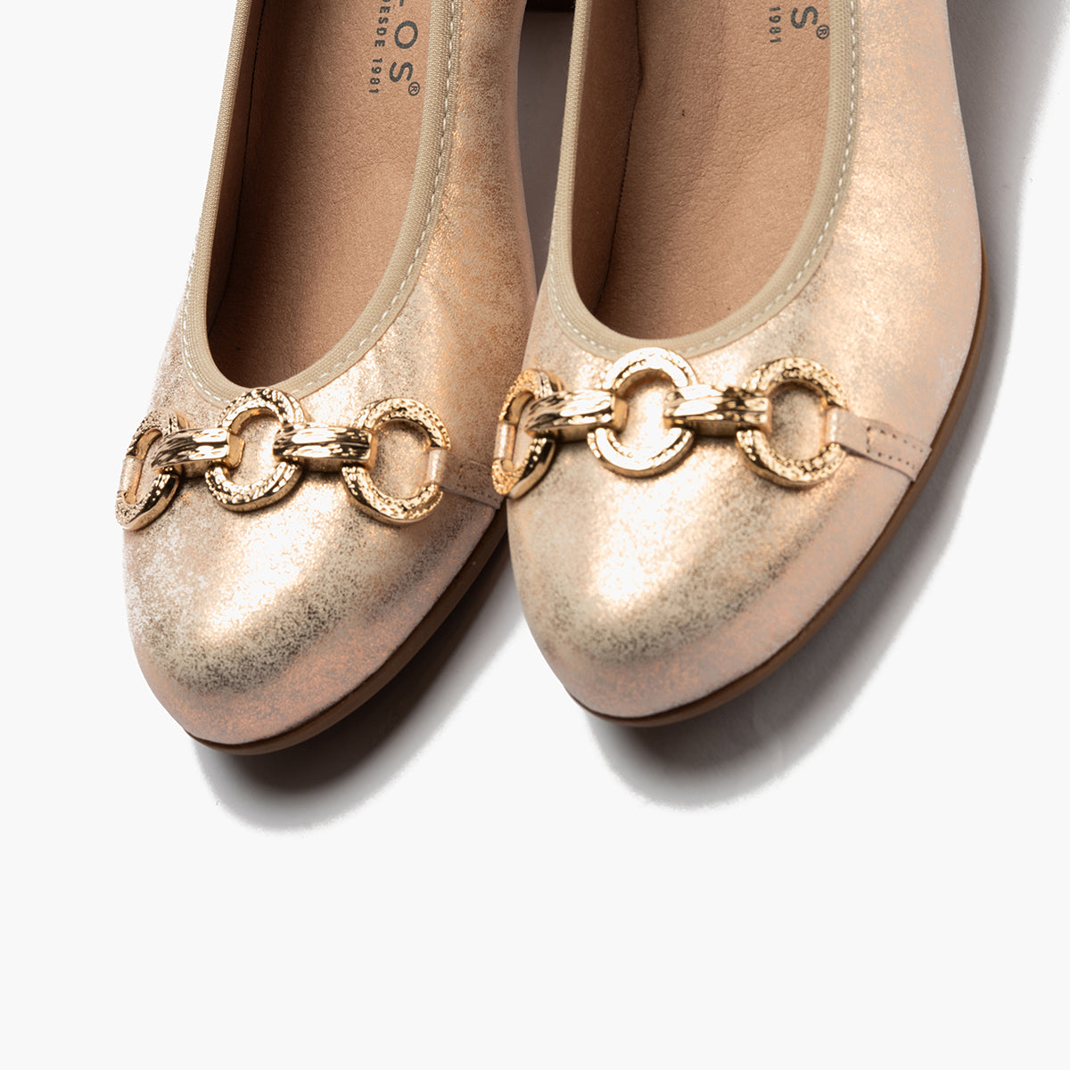Zapato salón con tacón medio y adorno, en piel brillante Nude